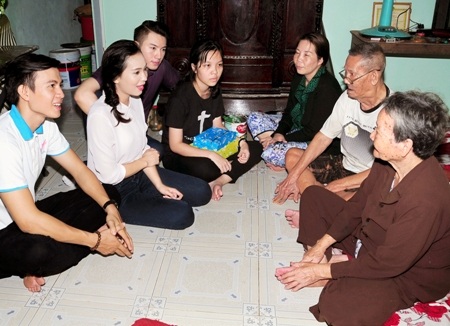 Các Hoa khôi, Nam vương HSSV Cần Thơ đã có một chuyến thiện nguyện nhiều ý nghĩa.