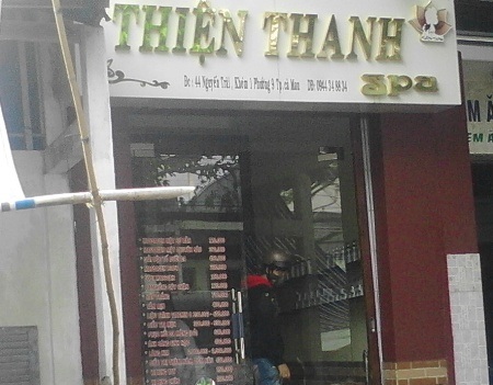 Bắt các nghi can trong vụ truy sát tại tiệm spa - 1 Thiện Thanh Spa, nơi xảy ra vụ truy sát kinh hoàng.