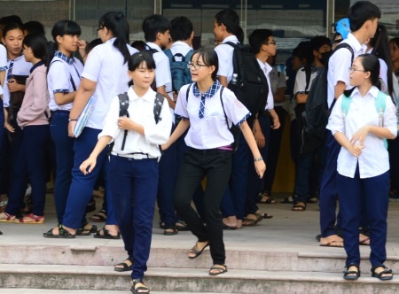 Nhiều thí sinh thở phào nhẹ nhõm với đề thi Ngữ Văn vào lớp 10.