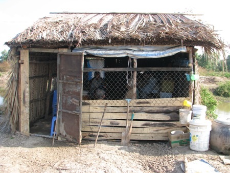 Căn nhà lá tạm trước đây của 4 cha con em Ngọc Nữ...