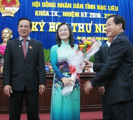 Bà Lê Thị Ái Nam nhận hoa chúc mừng từ Bí thư Tỉnh ủy Lê Minh Khái sau khi trúng cử Chủ tịch HĐND tỉnh Bạc Liêu khóa IX, nhiệm kỳ 2016 - 2021.