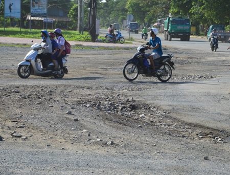 Những ổ, vũng vào mùa mưa thì trũng nước, mùa khô thì khói bụi gây khó khăn cho người dân.
