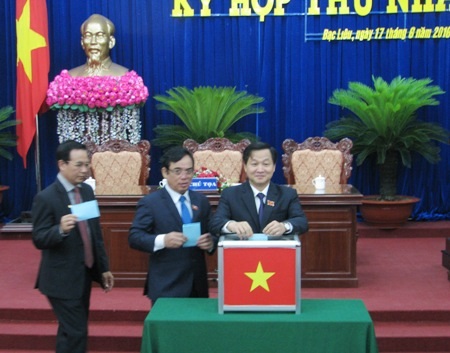 Các đại biểu tiến hành bỏ phiếu bầu các chức danh chủ chốt của HĐND và UBND tỉnh Bạc Liêu khóa IX, nhiệm kỳ 2016-2021.