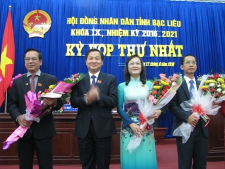 Ông Lê Minh Khái- Bí thư Tỉnh ủy Bạc Liêu tặng hoa chúc mừng bà Lê Thị Ái Nam trúng cử Chủ tịch HĐND tỉnh và ông Lê Thanh Hùng (trái), ông Hồ Thanh Thủy cùng trúng cử Phó Chủ tịch HĐND tỉnh khóa IX.