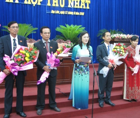 Chủ tịch HĐND tỉnh khóa IX Lê Thị Ái Nam phát biểu sau khi trúng cử. Bà Nam yêu cầu các đại biểu HĐND tỉnh khóa mới phải nêu cao tinh thần trách nhiệm, lắng nghe tâm tư, nguyện vọng và thực hiện tốt lời hứa với người dân.