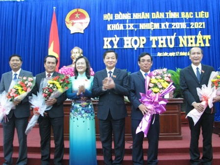 Ông Dương Thành Trung (thứ 2 từ phải qua) trúng cử Chủ tịch UBND tỉnh. Các ông Phan Như Nguyện (phải), Vương Phương Nam, Lê Minh Chiến (thứ 1 và thứ 2 bên trái) cùng trúng cử Phó Chủ tịch UBND tỉnh Bạc Liêu khóa IX, nhiệm kỳ 2016-2021.