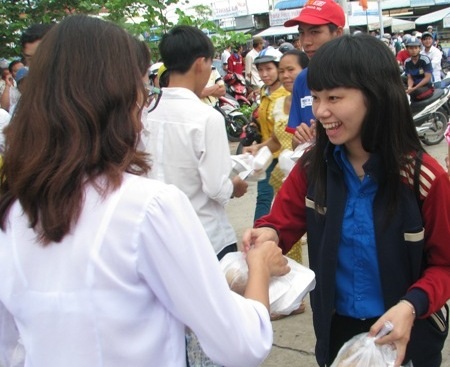 Các tình nguyện viên hỗ trợ cơm miễn phí cho các thí sinh dự thi THPT quốc gia năm 2015. (Ảnh: Huỳnh Hải)