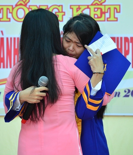 
Những cái ôm thật chặt.
