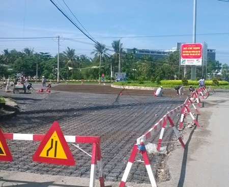 Người dân khốn khổ vì xe chở hàng tra tấn: Đang khắc phục đường bị hư hỏng nặng - 1 Ngành chức năng đang khắc phục lại một số tuyến đường bị hư hỏng.