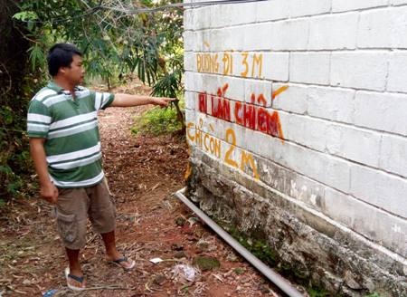 Doanh nghiệp ngang nhiên chiếm đường công cộng: Thanh tra Bộ Xây dựng đề nghị xử lý - 4 Nhiều văn bản chỉ đạo kiểm tra, xử lý của các ngành từ Trung ương đến địa phương nhưng đến nay các công trình lấn chiếm của Công ty Hải Lưu vẫn ngang nhiên tồn tại. Trách nhiệm của cấp cơ sở ở đâu khi không giải quyết dứt điểm là điều mà người dân rất bức xúc.