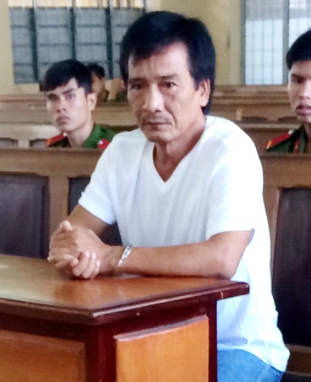 Chủ khách sạn lớn nhất Cà Mau mua dâm trẻ vị thành niên bị tuyên 3 năm tù giam - 1 Bị cáo Tiêu Văn Luận...