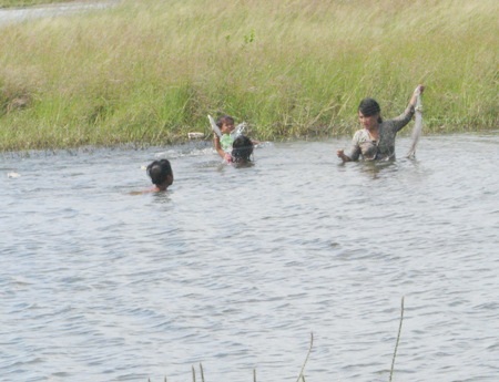 Hai bé gái chết đuối khi đi tập bơi - 1 Tình trạng đuối nước ở trẻ nhỏ vẫn còn hay xảy ra mỗi khi vào mùa mưa. (Ảnh minh họa)