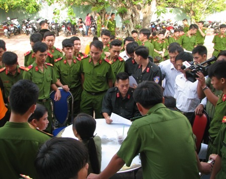 
Rất đông chiến sĩ công an trẻ đăng ký tham gia hiến máu tình nguyện.
