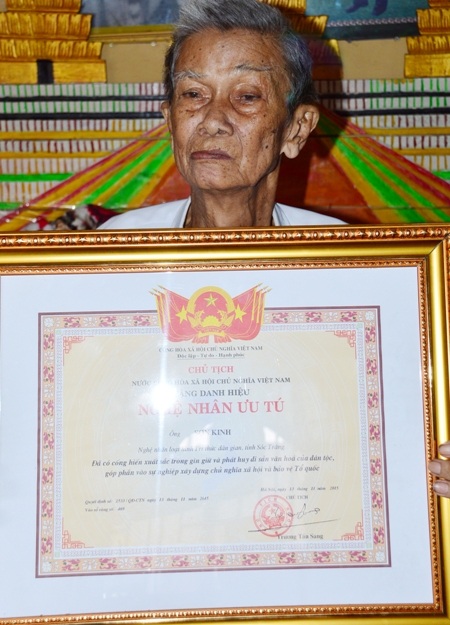 Ông Sơn Kinh vinh dự được Chủ tịch nước phong tặng danh hiệu Nghệ nhân ưu tú vào năm 2015.