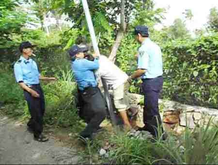 Doanh nghiệp ngang nhiên chiếm đường công cộng: "Định giá thiệt hại tài sản chưa thuyết phục!" - 1 Phía Công ty Hải Lưu ngăn cản người dân chôn cột điện lần thứ nhất ngày 4/7/2015.