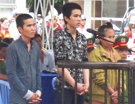 
Trương Hoài Trọng (giữa) và các bị cáo Yên, Dung tại phiên tòa.
