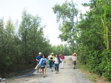 Khách du lịch tham quan Mũi Cà Mau.