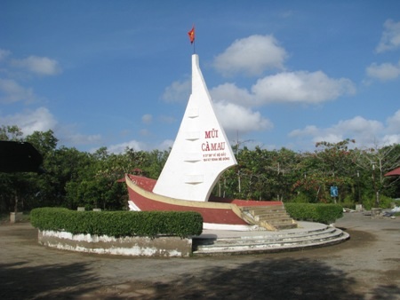 Mũi Cà Mau là điểm du lịch quan trọng của tỉnh Cà Mau hiện nay.