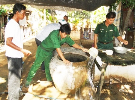 Cà Mau: Tiềm ẩn bùng phát dịch sốt xuất huyết - 1 Lực lượng chức năng và người dân kiểm tra các dụng cụ chứa nước có muỗi gây bệnh sốt xuất huyết. (Ảnh minh họa)