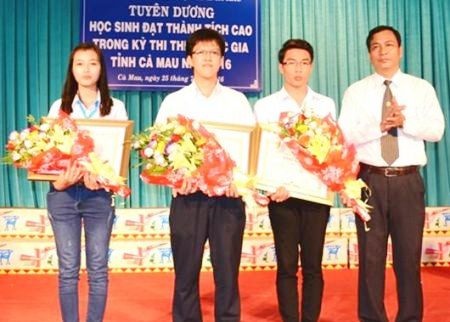 Cà Mau tuyên dương học sinh đạt thành tích cao trong kỳ thi THPT quốc gia 2016 - 1 Lãnh đạo tỉnh Cà Mau tặng Bằng khen cho 3 thí sinh đạt thành tích cao. (Ảnh: CTTĐTCM)