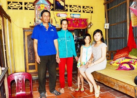 Ông Thắng cùng vợ con đang sống trong căn nhà hết sức tạm bợ trên phần đất đang bị đòi trả cho người khác.