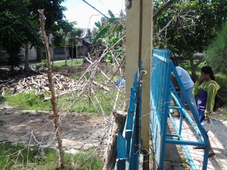 Học sinh lớp 9 viết tâm thư thỉnh cầu “mở” cổng trường - 11 Tất cả vì học sinh thân yêu. Qua bức tâm thư, mong muốn của các em học sinh và thầy cô giáo của Trường THCS Nguyễn Du là cổng trường sẽ được mở trở lại bình thường như bao ngôi trường khác. (Ảnh: Huỳnh Hải)