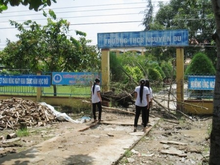 Học sinh lớp 9 viết tâm thư thỉnh cầu “mở” cổng trường - 9 Có lúc, trước cổng trường bị đào hố sâu, rào chắn ngang khiến việc đi lại của các em học sinh gặp nhiều khó khăn. (Ảnh do học sinh trường cung cấp)