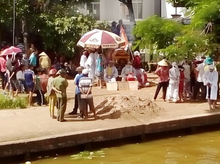 Quan tài ông Thuận được người nhà đưa lên trụ sở UBND xã Mỹ Quới vào ngày 29/7 để xin chỗ chôn cất.