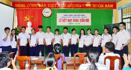 Kết nạp Đảng cho các học sinh đủ điều kiện tại Trường THPT Hoàng Diệu, TP Sóc Trăng.