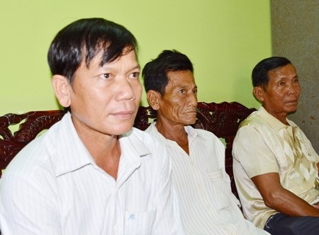 Không đồng ý với bản án của tòa sơ thẩm, ông Thạch Phú Lãnh (bên trái) tiếp tục yêu cầu tòa phúc thẩm tuyên ông Hoài bồi thường thêm cho ông.