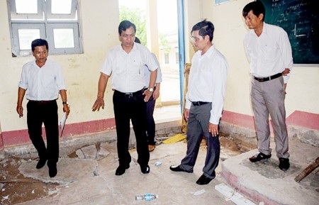 Lãnh đạo tỉnh Cà Mau đi kiểm tra công tác sửa chữa, xây dựng cơ sở vật chất tại một số trường học trên địa bàn. (Ảnh: CTV)