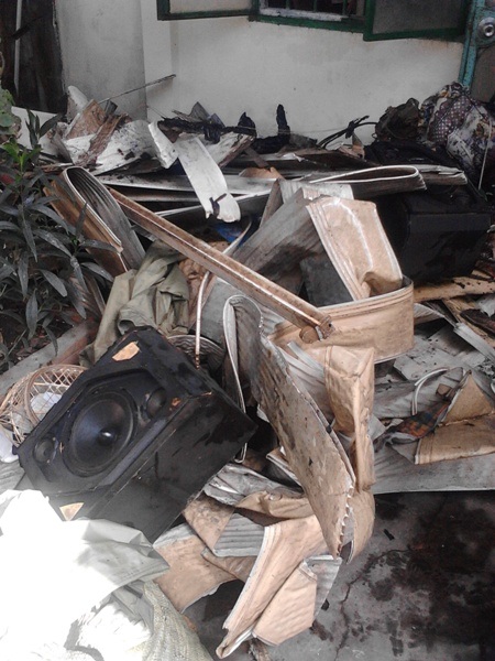Nhiều đồ dùng trong nhà của ông Tân bị cháy tan tành.