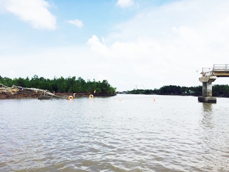 Cầu mới thông xe mấy tháng đã bất ngờ... đổ sập - 1 Cầu Ô Rô bị sập tại xã Đất Mũi, huyện Ngọc Hiển, Cà Mau.