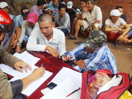 Bắt quả tang 50 người tham gia đá gà ăn tiền - 1 Các đối tượng tham gia đá gà bị bắt giữ. (Ảnh: CTV)