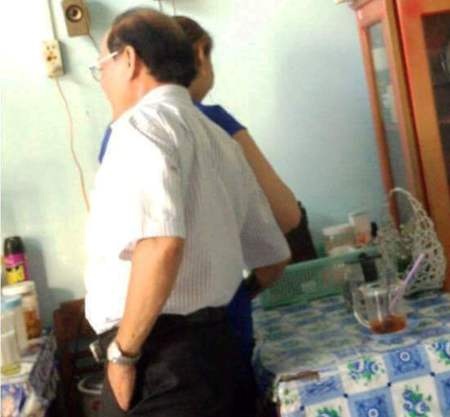 Nữ tạp vụ bị Phó Giám đốc sở "quàng tay vào đùi" lên tiếng - 1
Ông Phó Giám đốc Sở VH-TT&DL quàng tay vào vùng nhạy cảm của nữ tạp vụ