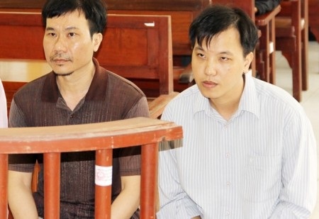 Hoãn xử vụ “Dùng nhục hình” đối với các cựu công an Sóc Trăng - 1 Nguyễn Hoàng Quân (trái) và Triệu Tuấn Hưng tại tòa.