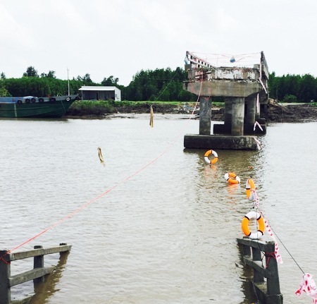 Cầu Ô Rô (huyện Ngọc Hiển, tỉnh Cà Mau) bất ngờ bị sập vào ngày 5/8 sau khoảng 7 tháng thông xe.