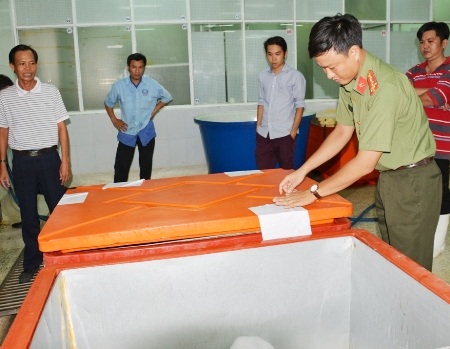 Lực lượng làm nhiệm vụ phát hiện tạp chất và tiến hành niêm phong trong đêm kiểm tra tại công ty 20/8. (Ảnh: CTV)