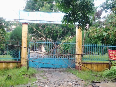 Tháo dỡ rào cổng chính để học sinh vào trường - 1 Tháo dỡ rào cổng chính để học sinh vào trường - 1