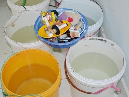 Tang vật tạp chất agar trước (ảnh trên) và sau khi mở niêm phong. (Ảnh: CTV)