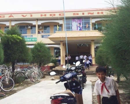Tháo dỡ rào cổng chính để học sinh vào trường - 4 Các em học sinh và thầy cô giáo đã có thể chạy xe máy, xe đạp vào trường học trong năm học mới này.