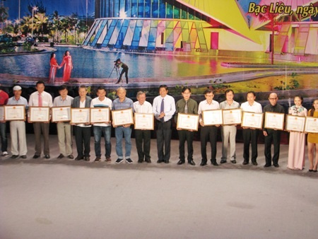 UBND tỉnh Bạc Liêu tặng Bằng khen cho nhiều tập thể và cá nhân của Hội Âm nhạc TPHCM có đóng góp cho sự phát triển của ngành văn hóa nghệ thuật tỉnh Bạc Liêu.