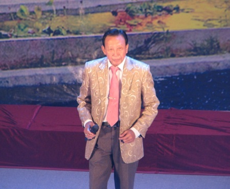 Nhạc sĩ Thế Hiển với ca khúc Bạc Liêu đất nghĩa tình người được chính nhạc sĩ thể hiện rất nhiều cảm xúc.