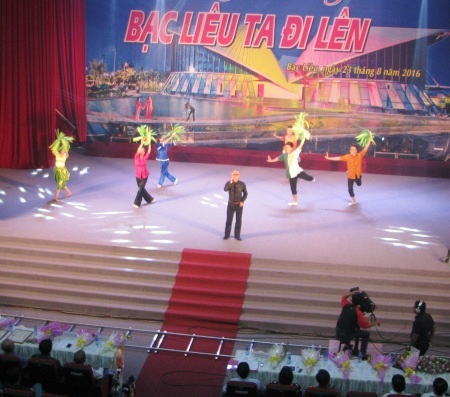 Phần trình diễn của nhạc sĩ Nhất Sinh đã để lại ấn tượng trong lòng khán giả qua ca khúc Hướng về Bạc Liêu do chính nhạc sĩ sáng tác.