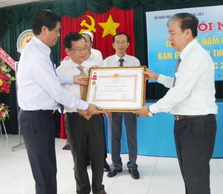 Sở GD-ĐT tỉnh Bạc Liêu vinh dự đón nhận Huân chương Lao động hạng Nhì của Chủ tịch nước trao tặng.