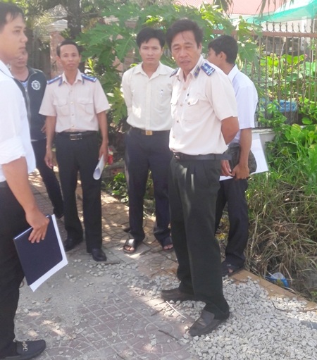 Dân khốn đốn bởi cơ quan thi hành án bất chấp pháp luật: Quyết làm sai đến cùng? - 1 Cán bộ thi hành án huyện Mỹ Tú cưỡng chế lấy đất của bà Huỳnh Thị Phương Thảo.