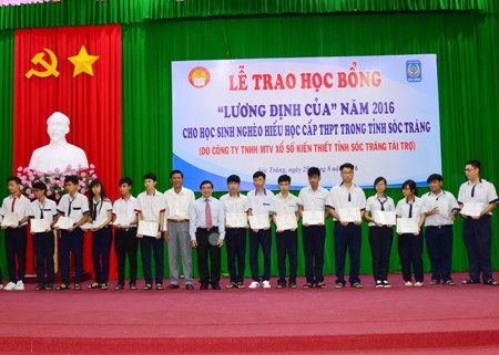 Trao học bổng cho học sinh nghèo.