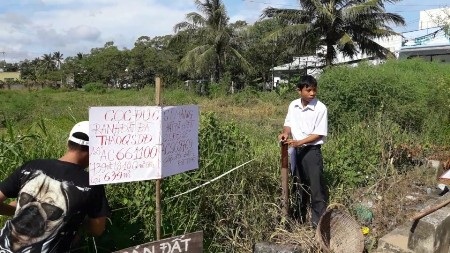 Dân khốn đốn bởi cơ quan thi hành án bất chấp pháp luật: Quyết làm sai đến cùng? - 2 Cán bộ Phòng TN-MT huyện Mỹ Tú đang cắm cọc ranh đất theo yêu cầu của cơ quan thi hành án Mỹ Tú. Đất bà Thảo (trái) và đất bà Hiền (phải) sát nhau nhưng cơ quan thi hành án chỉ cưỡng chế đất bà Thảo chứ không lấy đất bà Hiền
