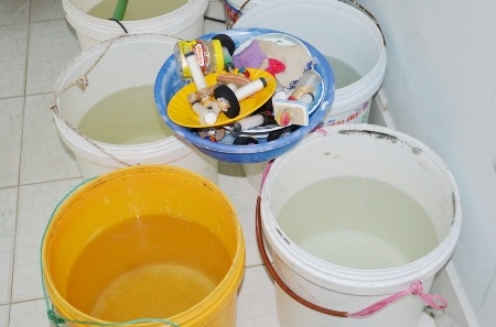 Tang vật tạp chất agar trước (ảnh trên) và sau khi mở niêm phong tại Cty Quốc Ái. (Ảnh: CTV)