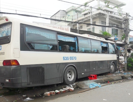 Xe khách 45 chỗ lao vào nhà dân, tài xế kẹt cứng trong cabin - 1 Chiếc xe khách lao vào nhà dân. (Ảnh: CTV)